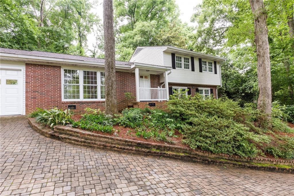 4 bedroom, 2,242 sq ft single family residence sold at 905 Starlight Drive, Sandy Springs, GA 30342