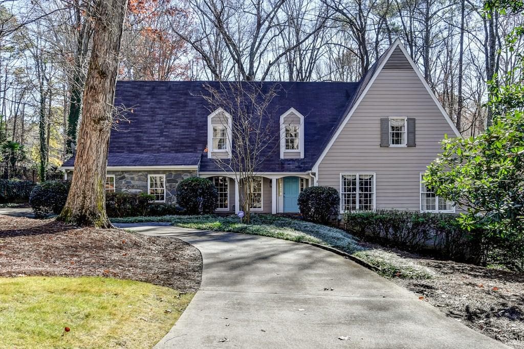 4 bedroom, 3,526 sq ft single family residence sold at 8940 Huntcliff Trace, Sandy Springs, GA 30350