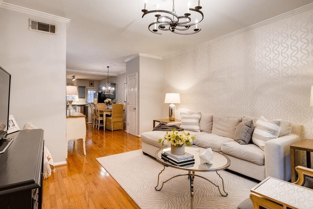 2 bedroom, 1,090 sq ft condominium sold at 3675 Peachtree Road 9, Atlanta, GA 30319