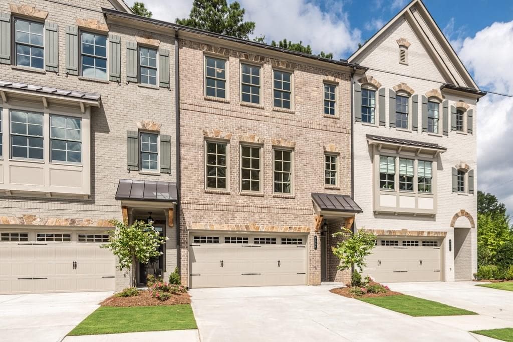 4 bedroom, 2,524 sq ft townhouse sold at 2489 Skyland Drive 39, Brookhaven, GA 30319