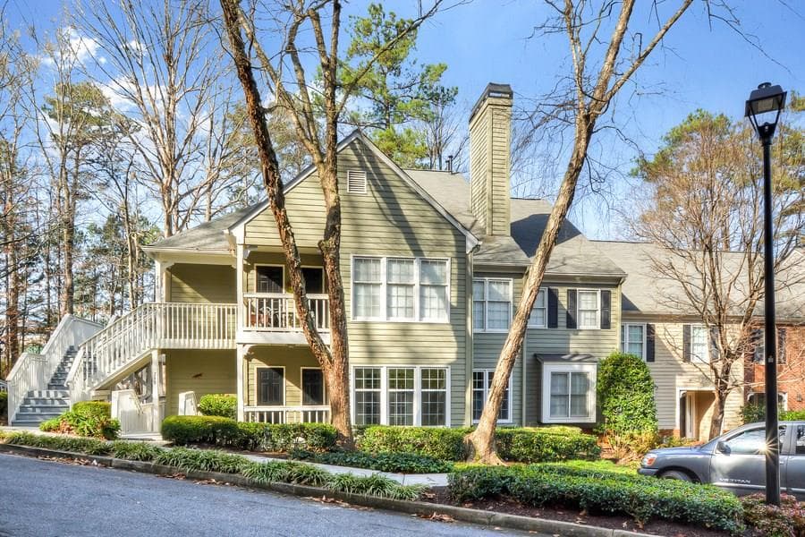 2 bedroom, 1,404 sq ft condominium sold at 208 Bainbridge Drive, Sandy Springs, GA 30327