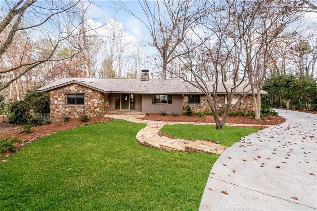 5 bedroom, 3,245 sq ft single family residence sold at 860 Edgewater Drive, Sandy Springs, GA 30328