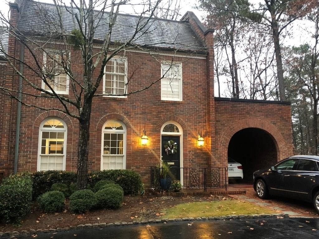 3 bedroom, 3,700 sq ft condominium sold at 211 Townsend Place, Atlanta, GA 30327
