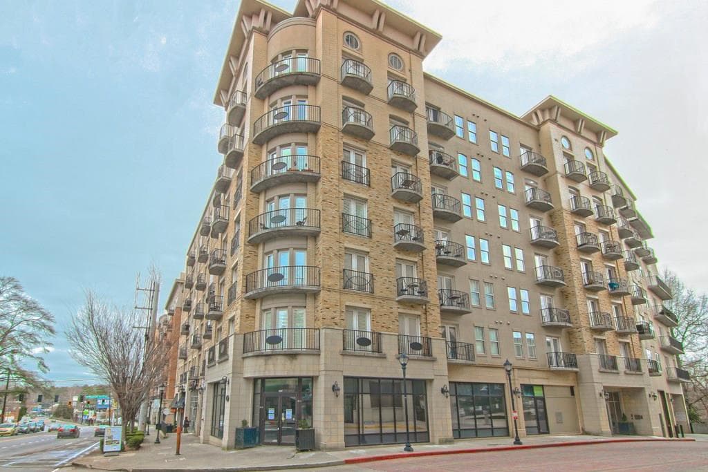 2 bedroom, 1,218 sq ft condominium sold at 2277 Peachtree Road 610, Atlanta, GA 30309