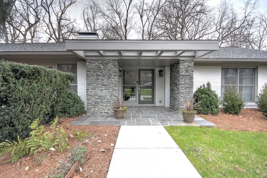 5 bedroom, 4,200 sq ft single family residence sold at 1610 Doncaster Drive, Atlanta, GA 30309