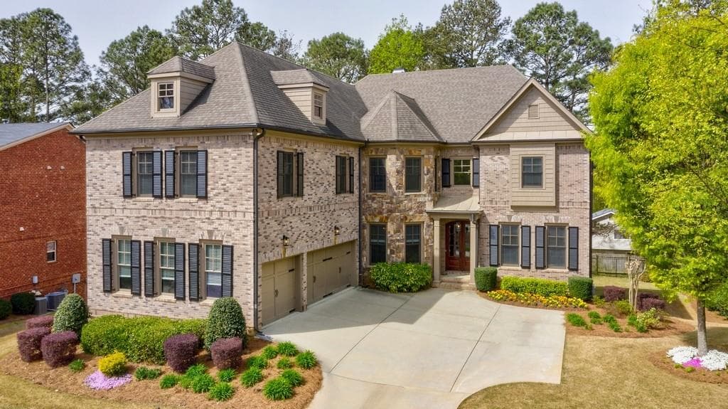 5 bedroom, 5,618 sq ft single family residence sold at 170 Stonewyck Place, Roswell, GA 30076