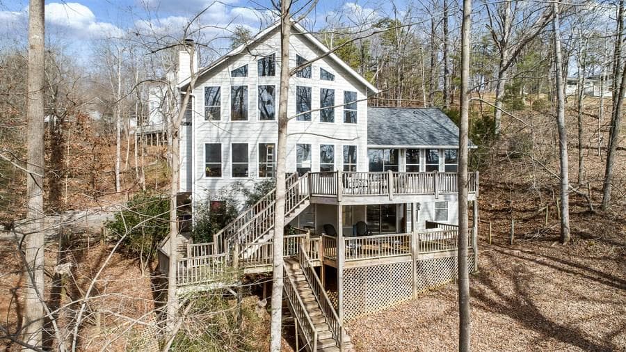 4 bedroom, 3,300 sq ft single family residence sold at 3452 Point View Circle, Gainesville, GA 30506